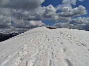 80 Bella panoramica e  lunghetta la salita alla cima del Montu (1854 m) pestando sempre neve 